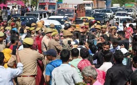 Noida Voilence : नोएडा के औद्योगिक क्षेत्रों में भारी हिंसा और आगजनी: 350 से अधिक फैक्ट्रियों में तोड़फोड़ और वाहनों को फूंका गया