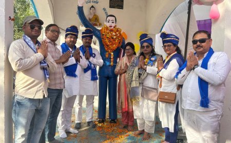 Hardoi : संडीला में भव्य आंबेडकर शोभायात्रा का आयोजन, फूल बरसाकर हुआ स्वागत