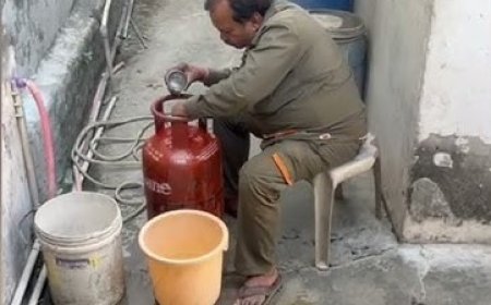 गैस सिलेंडर से गैस के बजाय निकल रहा है पानी: सोशल मीडिया पर वीडियो वायरल होने के बाद उपभोक्ताओं में मचा हड़कंप।