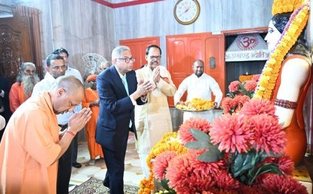 Gorakhpur: गोरखनाथ मंदिर पहुंचे टाटा संस चेयरमैन एन. चंद्रशेखरन, सीएम योगी संग किए दर्शन-पूजन। 