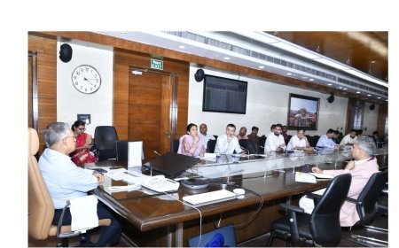 Lucknow : प्रदेश में घरेलू गैस सिलेंडर की निर्बाध आपूर्ति की जाए सुनिश्चित, किसी भी जिले में न हो अवैध शराब की बिक्री- एस.पी. गोयल