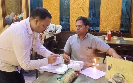 Hathras : मिलावटखोरी पर प्रशासन सख्त, होटल और डेयरियों से भरे गए खाद्य नमूनों के सैंपल