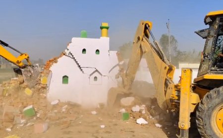 Sambhal: बिछौली में बुलडोजर एक्शन: ईदगाह के बाद इमामबाड़ा पर भी चला बुलडोजर, ग्रामीणों में आक्रोश।