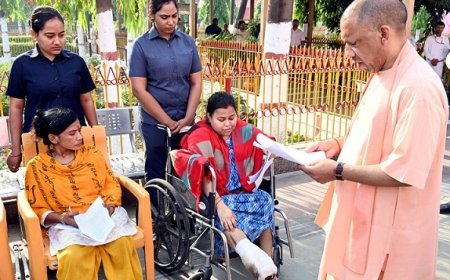 Gorakhpur: जनता दर्शन में श्रावस्ती से आई महिला को सीएम योगी ने दिया भरोसा, कहा- आयुष्मान कार्ड बनवाएंगे, विवेकाधीन कोष से भी होगी मदद। 