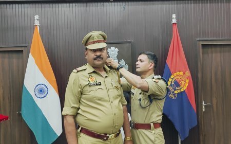 Hardoi : राघवेंद्र सिंह बने उप निरीक्षक, पुलिस अधीक्षक अशोक कुमार मीणा ने कंधों पर लगाए सितारे