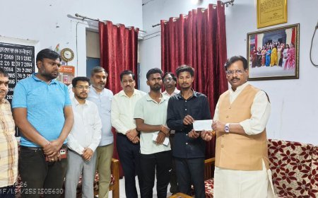 Lucknow : लखनऊ अग्निकांड में जान गंवाने वाले बच्चों के परिजनों को 4-4 लाख रुपये की सहायता राशि सौंपी गयी