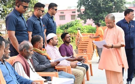 Gorakhpur: गोरखनाथ मंदिर में जनता दर्शन: सीएम योगी ने 200 लोगों की सुनी समस्याएं, त्वरित समाधान के दिए निर्देश। 