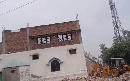 सम्भल में ‘लैंड बैंक’ एक्शन: मुबारकपुर बंद में मस्जिद सहित अवैध कब्जों पर चला बुलडोजर, भारी फोर्स तैनात।