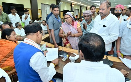 Lucknow : प्रयागराज में जनता दर्शन: केशव प्रसाद मौर्य ने सुनीं समस्याएं, अधिकारियों को तेजी से समाधान के निर्देश