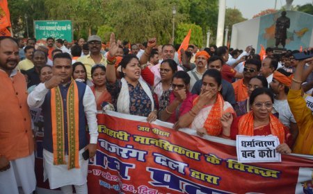 Lucknow : धर्मांतरण और षड्यंत्रों के विरुद्ध विश्व हिंदू परिषद का प्रदर्शन, देशव्यापी सख्त कानून की मांग