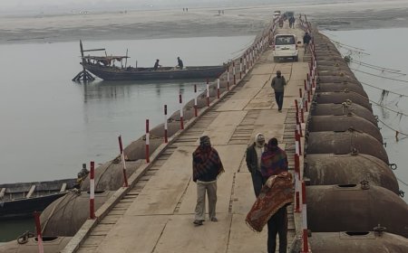 Barabanki : घाघरा नदी पर बन रहे पीपा पुल का पुलिस अधीक्षक ने किया निरीक्षण, सुरक्षा और यातायात के दिए निर्देश