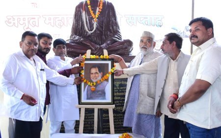 Barabanki : पूर्व प्रधानमंत्री चंद्रशेखर की जन्मशताब्दी पर दी गई श्रद्धांजलि, बाराबंकी में बनेगा भव्य स्मारक