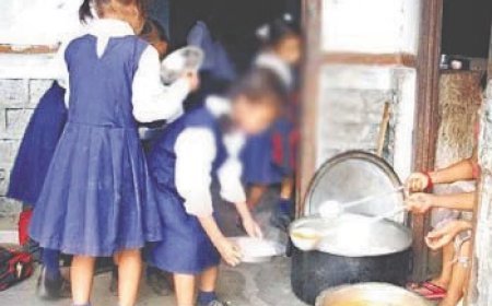 Hathras : मिड-डे मील में लापरवाही पर कड़ा रुख, पांच प्रधानाध्यापक और तीन संस्थाओं को नोटिस