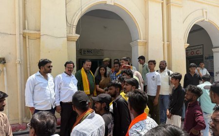 Hardoi: देश में बढ़ती कट्टरपंथी गतिविधियों और अवैध कब्जों के विरोध में बजरंग दल का प्रदर्शन, राष्ट्रपति के नाम सौंपा ज्ञापन। 