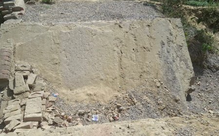 Hardoi : भारी डम्पर के बोझ से नहर की पुलिया टूटी, दस गांवों का रास्ता बंद होने से किसान परेशान