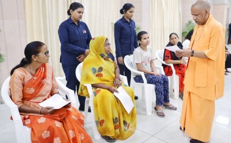 Lucknow: 'जनता दर्शन' में दर्द लेकर आईं, दुआ देकर गईं: जनता दर्शन में दिखी CM योगी की संवेदनशीलता। 