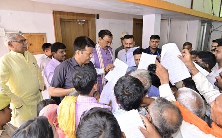 Lucknow: जनता दर्शन- उप मुख्यमंत्री केशव प्रसाद मौर्य ने फरियादियो से सीधे संवाद करते हुये सुनीं समस्याएं, दिए समाधान के निर्देश। 