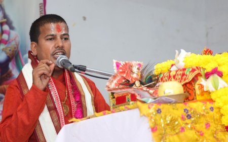 Sitapur : झूठी प्रशंसा अहंकार बढ़ाती है और पतन का कारण बनती है: महंत विवेक शास्त्री
