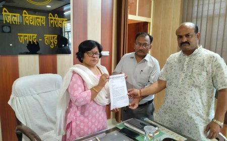 Hapur : निजी स्कूलों की मनमानी के खिलाफ अभिभावकों का हल्लाबोल, जिला विद्यालय निरीक्षक को सौंपा ज्ञापन