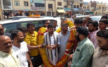 Ayodhya : अयोध्या पहुंचे पूर्व सांसद बृजभूषण शरण सिंह, समर्थकों ने इक्यावन किलो की माला पहनाकर किया जोरदार स्वागत