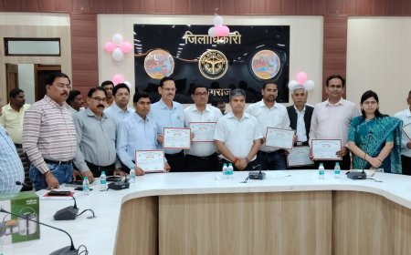 Prayagraj : निर्वाचन नामावली पुनरीक्षण में बेहतर प्रदर्शन करने वाले एईआरओ, सुपरवाइजर और बीएलओ सम्मानित