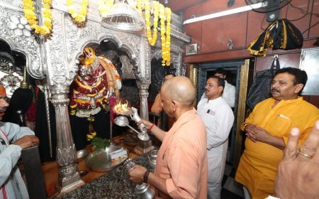 Varanasi : मुख्यमंत्री ने काशी कोतवाल व बाबा विश्वनाथ के चरणों में झुकाया शीश 