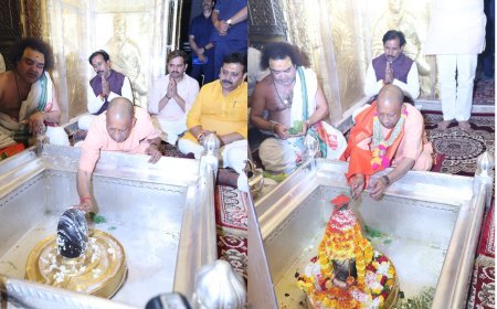 Varanasi : मुख्यमंत्री ने काशी कोतवाल व बाबा विश्वनाथ के चरणों में झुकाया शीश, बच्चों को दुलारा, उज्ज्वल भविष्य का दिया आशीर्वाद