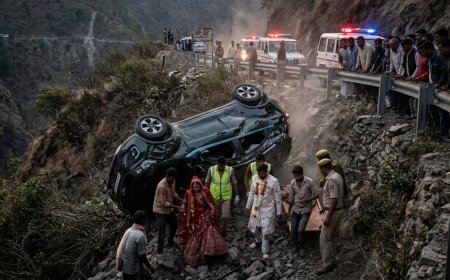 Sitapur : विदाई कराकर लौट रहे दूल्हा-दुल्हन की कार खाई में पलटी, हादसे में चार लोग गंभीर रूप से घायल