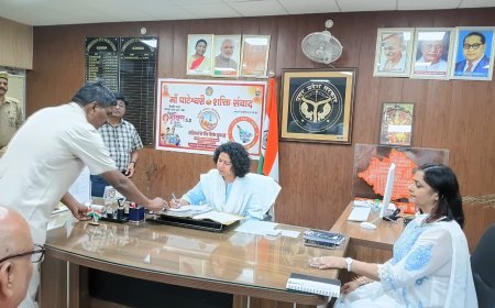 Gonda : देवीपाटन मंडल की नई आयुक्त दुर्गा शक्ति नागपाल ने संभाला पदभार, लापरवाही बरतने वाले अधिकारियों को दी सख्त चेतावनी