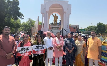 Sitapur : नारी शक्ति वंदन अधिनियम के समर्थन में सीतापुर की महिलाओं ने लखनऊ में निकाली पदयात्रा, विपक्ष पर लगाया महिला विरोधी होने का आरोप