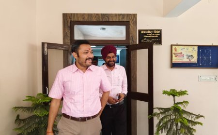 Sultanpur : नए जिलाधिकारी इंद्रजीत सिंह ने संभाली कमान, भ्रष्टाचार के खिलाफ सख्त कार्रवाई की दी चेतावनी