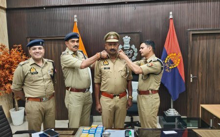 Hardoi : हरदोई पुलिस अधीक्षक ने पदोन्नत उप निरीक्षक सोनपाल सिंह के कंधों पर लगाए सितारे