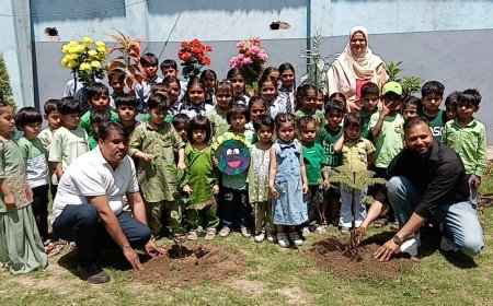 Saharanpur : ब्लू बर्ड स्कूल में पृथ्वी दिवस पर पौधारोपण, बच्चों ने पर्यावरण बचाने की शपथ ली