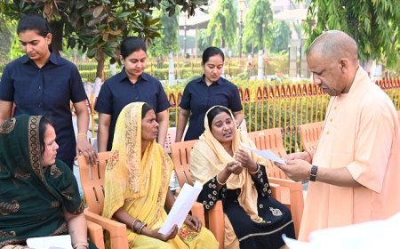 Gorakhpur: जनता दर्शन में मुख्यमंत्री ने सुनीं 200 लोगों की समस्याएं, अधिकारियों को दिए निस्तारण के निर्देश। 