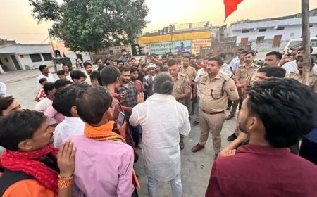 Sitapur : तंबौर थाने पर बजरंग दल का बड़ा प्रदर्शन, पुलिस के आश्वासन और माफी के बाद समाप्त हुआ धरना
