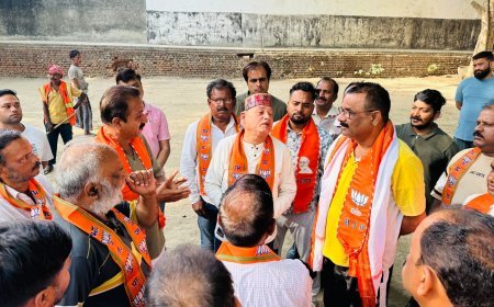 Varanasi : महापौर ने सड़क पर कचरा फेंक रही युवती को टोका, जनप्रतिनिधियों ने झाड़ू लगाकर दिया स्वच्छता का संदेश