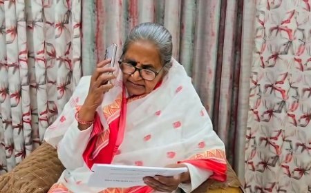 Lucknow: माध्यमिक शिक्षा मंत्री गुलाब देवी ने टॉपर्स को फोन से दी बधाई, कहा कि मेहनत और अनुशासन से ही मिलती है सफलता। 