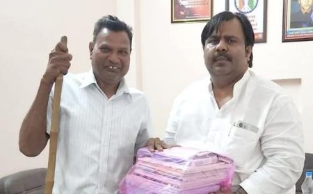 Sitapur : समाजसेवी सागर गुप्ता ने दिव्यांग की बेटी को किताबें भेंट कर शिक्षा के प्रति किया प्रोत्साहित