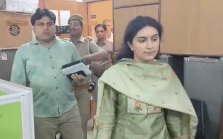 Sitapur : मुख्य विकास अधिकारी दीक्षा जोशी ने विकास भवन में किया औचक निरीक्षण, मची अफरा-तफरी