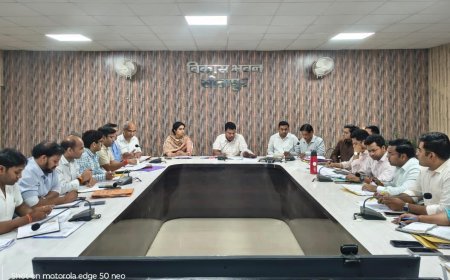 Sitapur : जिलाधिकारी राजागणपति आर. का सख्त रुख, विकास कार्यों में ढिलाई पर दी कार्रवाई की चेतावनी