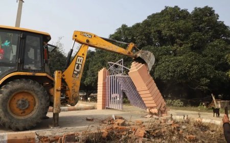 Lucknow : किसान पथ के पास अवैध कॉलोनियों पर चला बुलडोजर, 95 बीघा जमीन कराई गई खाली