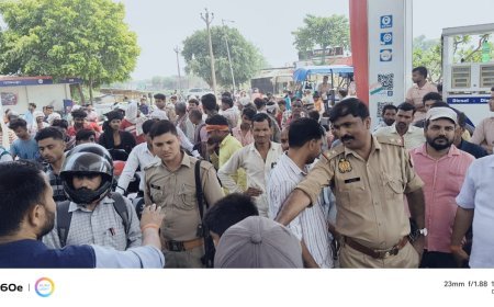 Lakhimpur- Kheri : धौरहरा में पेट्रोल पंपों पर उमड़ी भीड़, क्षेत्राधिकारी ने खुद मोर्चा संभालकर कराया तेल वितरण