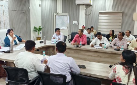 Raebareli : जिलाधिकारी ने की गोवंश संरक्षण और स्वास्थ्य सेवाओं की समीक्षा, अधिकारियों को दिए कड़े निर्देश