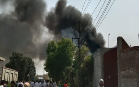 Hapur : रेगुलेटर फैक्ट्री में भीषण आग, लाखों का सामान जलकर हुआ राख