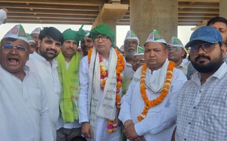 Hathras: चुनाव समय पर कराने की मांग। 