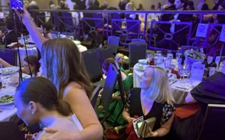 जब सुरक्षा घेरा तोड़कर घुसा हमलावर, पत्रकारों और दिग्गजों ने टेबल के नीचे छिपकर बचाई जान, सितारों से सजी शाम में सन्नाटा