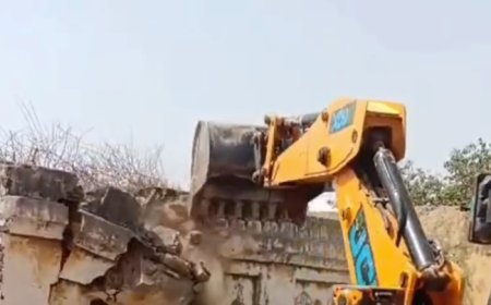 Sambhal : ASI संरक्षित कारवां सराय पर चला बुलडोजर: दो अवैध मकान जमींदोज, 150 कब्जों पर अगली बारी!