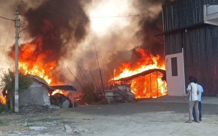 हापुड़ के पिलखुवा में भीषण अग्निकांड का तांडव, 70 से ज्यादा झुग्गियां और कई बड़े गोदाम जलकर हुए राख।