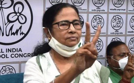 भवानीपुर का महासंग्राम- ममता बनर्जी ने खुद संभाला मोर्चा, पोलिंग बूथ के बाहर कुर्सी लगाकर बैठीं मुख्यमंत्री