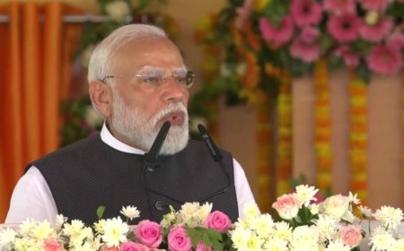 पीएम मोदी का करारा प्रहार- सपा की राजनीति पर घेराबंदी, 'परिवारवाद और जातिवाद' को बताया विकास की राह में रोड़ा